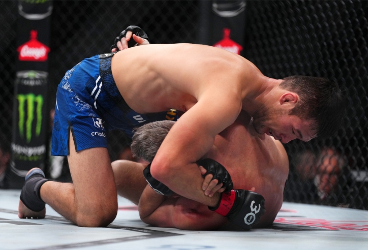 Shavkat Rakhmonov giành chiến thắng tại UFC 296 với cái chân bị trật mắt cá