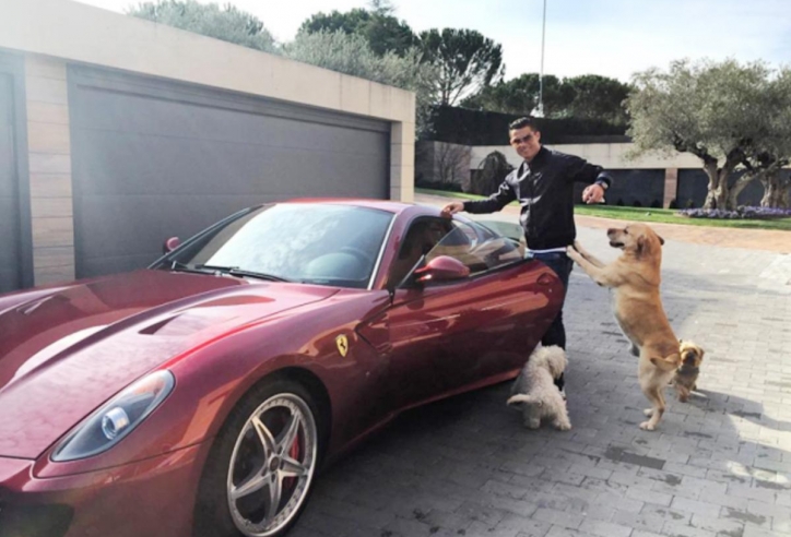 Cristiano Ronaldo mua siêu xe Ferrari cực hiếm