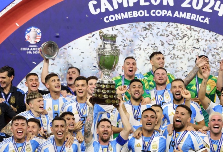 Vỡ oà khoảnh khắc Messi và đồng đội nâng cúp Copa America 2024