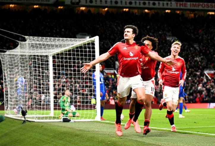 Maguire tỏa sáng phút cuối, MU hạ Leicester City tranh cãi