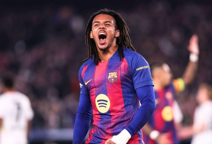 'Người hùng bất đắc dĩ' Kounde chỉ thẳng vấn đề của Barca