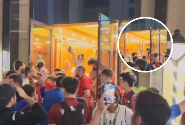 Cầu thủ Jordan đến chúc mừng và cảm ơn U23 Việt Nam