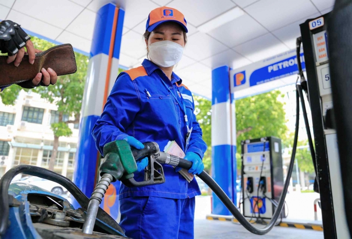 Sau 2 phiên tăng liên tiếp, giá xăng dầu 'quay đầu' đón Tết Nguyên đán 2024