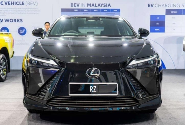 SUV điện Lexus RZ 450e ra mắt thị trường hàng xóm Việt Nam, giá quy đổi khởi điểm từ 2,2 tỷ đồng