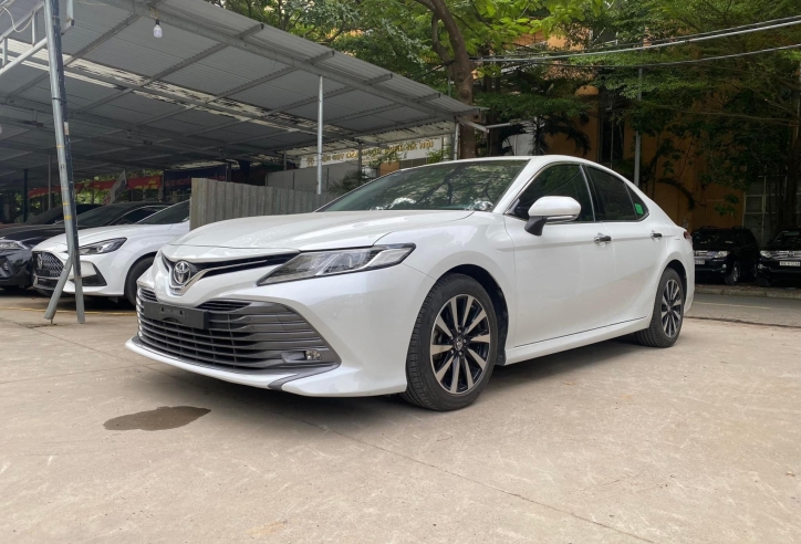 Toyota Camry 2019 rao bán ngang ngửa đàn em Yaris Cross sau 5 năm lăn bánh