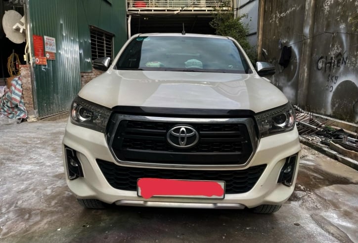 Giật mình với mức giá rao bán của Toyota Hilux 2020 2 cầu sau 4 năm lăn bánh