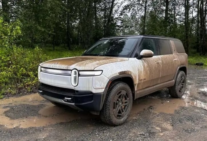 Rivian R1T - Bán tải điện vẫn chạy tốt sau khi bị lũ cuốn trôi hơn 100 dặm