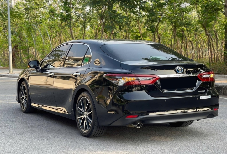 Bất ngờ với mức giá rao bán Toyota Camry hybrid 2024 sau khi vừa lăn bánh 5.500km