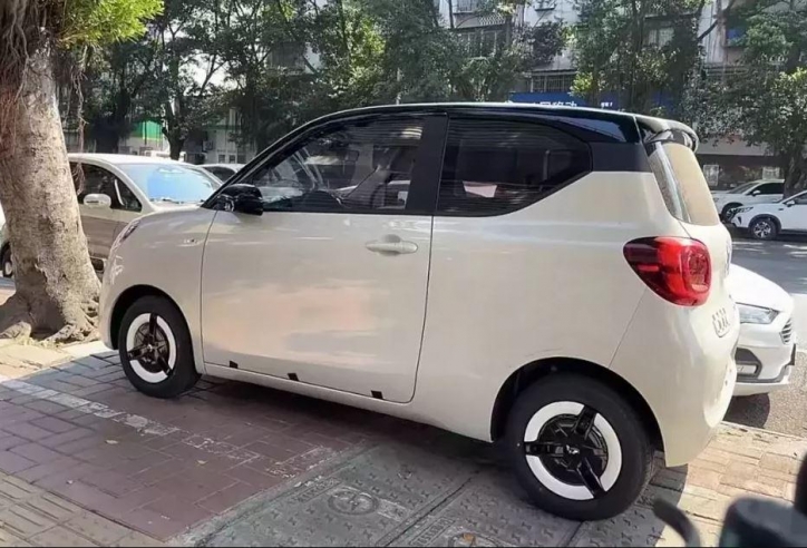 Wuling Hongguang Mini EV lộ diện với phiên bản 5 cửa mở rộng trên đường phố