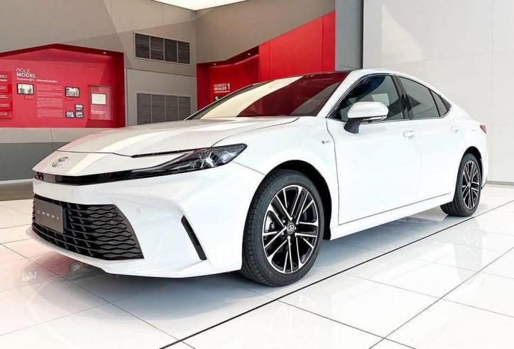 Mục sở thị Toyota Camry 2024 bản tiêu chuẩn đã xuất hiện tại đại lý