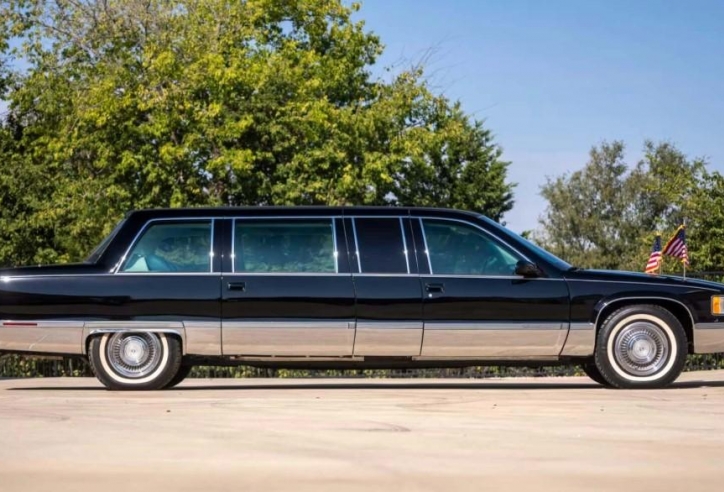 Xe limousine bọc thép của Cựu Tổng Thống Bill Clinton chuẩn bị đấu giá