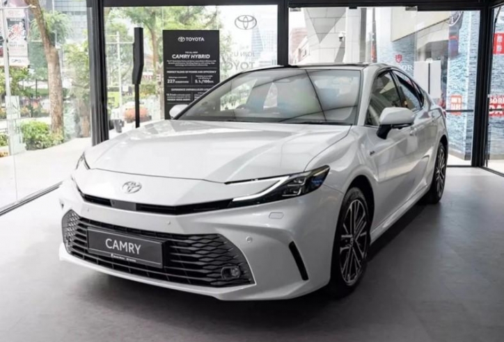 Toyota Camry 2.0Q 2025 chưa kịp ra biển số đã lên sàn xe cũ với giá hấp dẫn