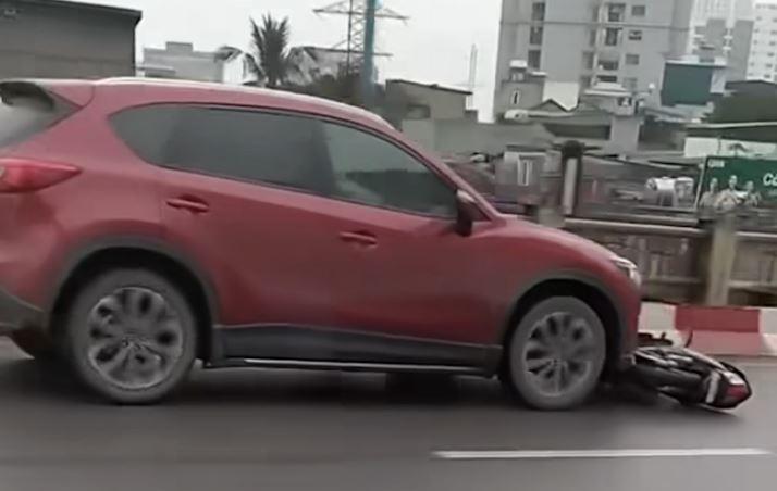 Triệu tập tài xế Mazda CX-5 kéo lê xe máy sau tai nạn trên cầu Vĩnh Tuy