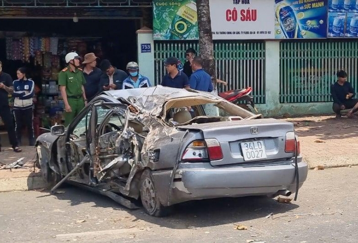 Ô tô mất lái tự gây tai nạn nghiêm trọng, tài xế có nồng độ cồn vượt 5 lần mức kịch khung