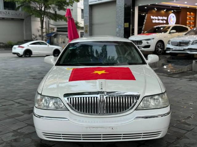 Lincoln Town Car Limousine 2006 lên sàn xe cũ: Cỗ xe dài gần 9 mét, đậm chất hoài cổ