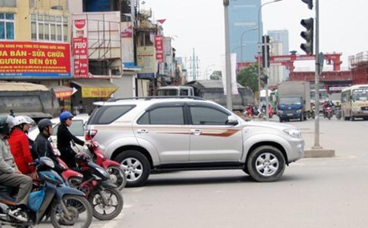 Dừng xe quá vạch đèn đỏ: Vì sao bị xử phạt nặng tới 20 triệu đồng?