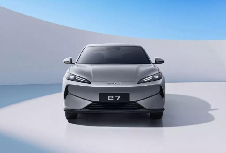 BYD trình làng e7: Sedan điện rộng rãi, giá quy đổi chỉ hơn 360 triệu, pin “trâu” 520 km