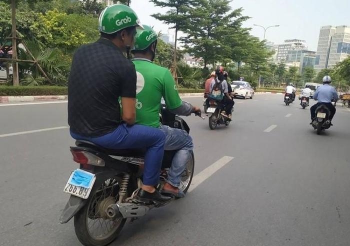 Dù mức phạt tăng cao, các shipper vẫn liều lĩnh che biển số