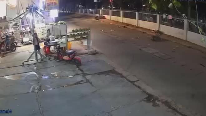 Ô tô lấn làn tông liên hoàn ba xe máy ở Đồng Nai, 5 người bị thương