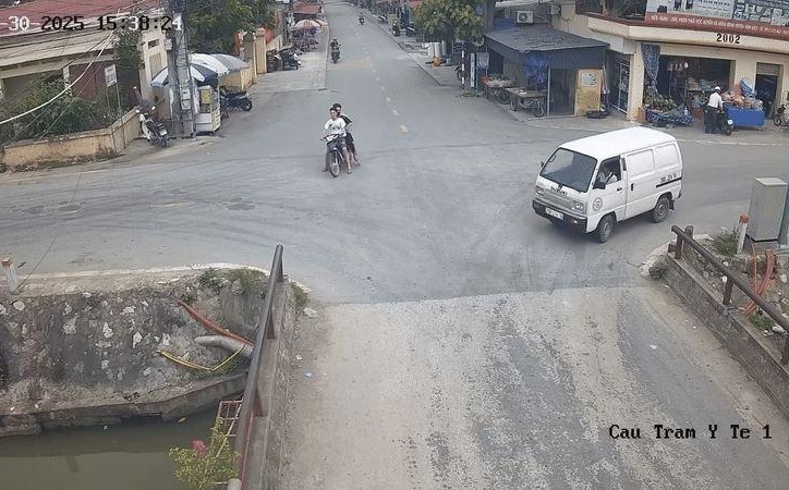 Xe máy chở ba học sinh lao xuống mương: Cảnh báo về an toàn giao thông tuổi vị thành niên