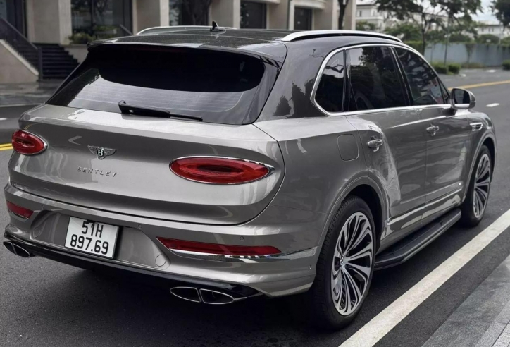 Cận cảnh Bentley Bentayga V8 2020 tại Thành phố Hồ Chí Minh: 4 năm chỉ chạy 1.308 km, như xe “đập hộp”