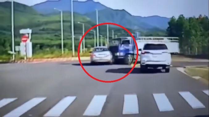 Va chạm tại giao lộ ở Đà Nẵng: Xe tập lái vượt phải, xe tải lao tới, lỗi tại ai?