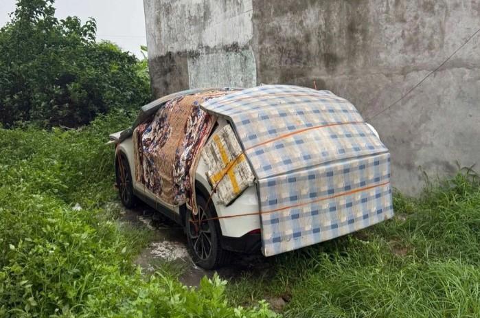 Người dân chủ động ứng phó bão Wipha: Dùng xốp bọc ôtô, thuê container chắn gió, tập kết xe lên cao tránh ngập