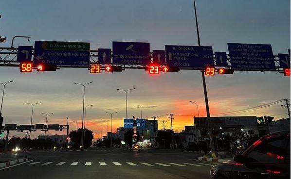 Vì sao đèn giao thông Hà Nội nhấp nháy bất thường? CSGT chính thức lên tiếng