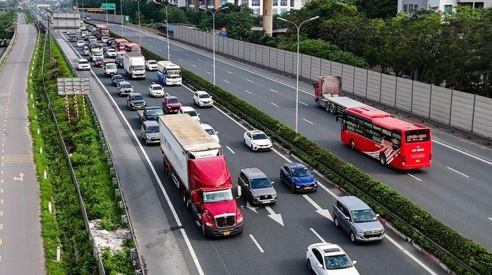 Bộ Công an đề xuất nới lỏng giới hạn giờ lái xe, siết chặt quản lý bằng thiết bị giám sát