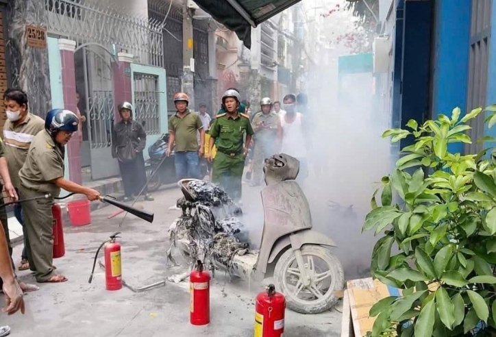 Xe điện không sạc vẫn cháy rụi, 7 người trong nhà tháo chạy qua ban công thoát thân