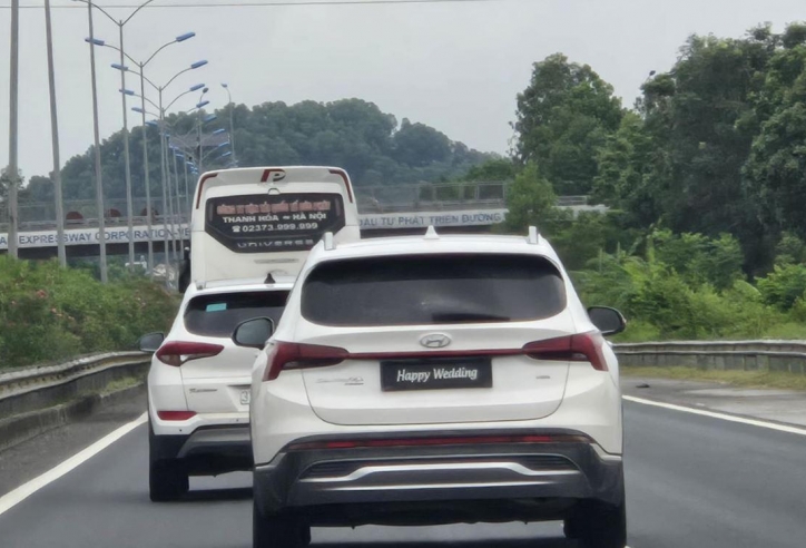 Hyundai Santa Fe che biển số bằng dòng chữ “Happy Wedding” trên cao tốc, tài xế đối diện án phạt nặng