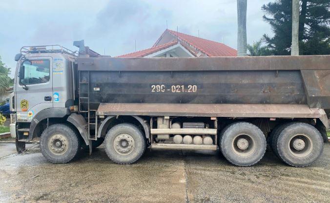 Xe tải rơi vãi đất đá hàng trăm mét ở Ninh Bình, tài xế và chủ xe cùng lĩnh phạt hàng chục triệu đồng