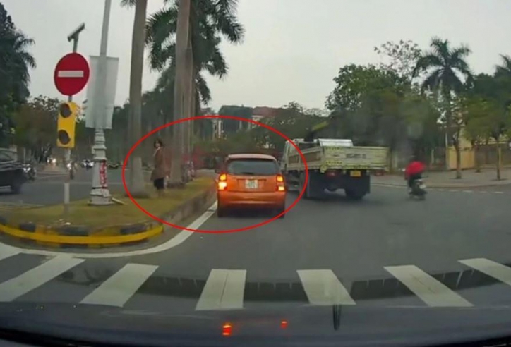 Tài xế chạy dịch vụ dừng xe trên làn sát dải phân cách, gây ùn tắc đường Trần Vỹ