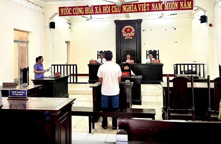 Lái ô tô gây náo loạn trên bãi biển, tài xế lĩnh án tù