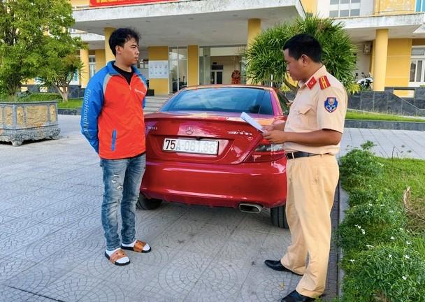 Huế: Thanh niên lái ô tô mui trần kéo xe máy điện quay TikTok và cái kết đắng