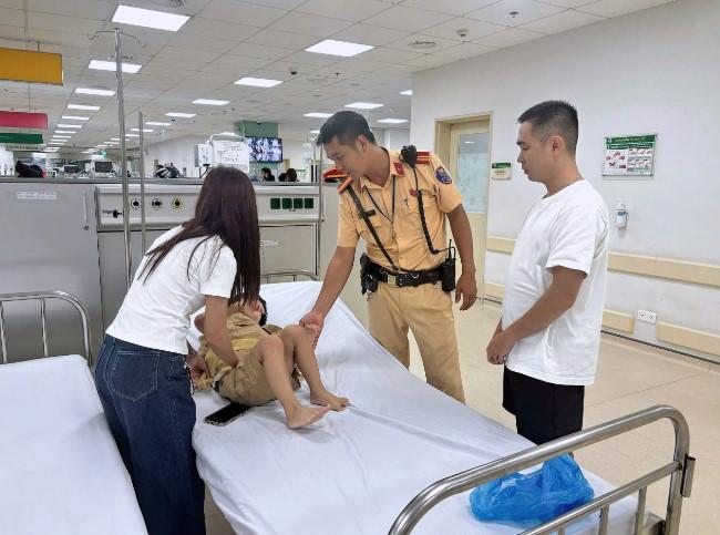 CSGT Hà Nội vừa phân luồng vừa cứu bé trai lên cơn co giật