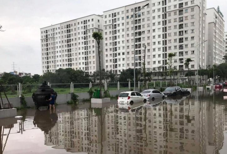 Chung cư ở Hà Nội bị nước cô lập, cư dân lo lắng bảo vệ hầm xe ô tô
