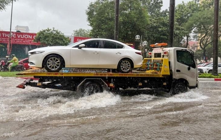 Mưa lớn gây ngập, hàng loạt ô tô Hà Nội nằm chờ cứu hộ giữa phố
