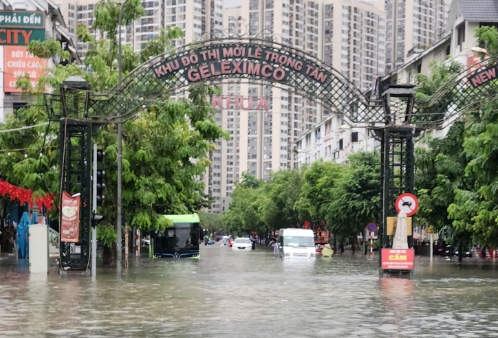 Sau bão Kajiki, Hà Nội còn hàng loạt điểm ngập, dân đi lại khó khăn