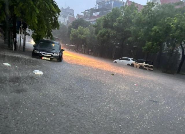 Lưu ý quan trọng cho tài xế khi lái xe qua đường ngập mùa mưa bão