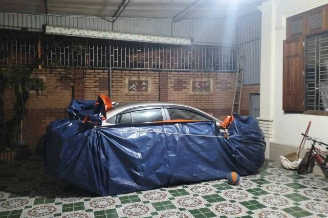 Mẹo bảo vệ ô tô tiền tỷ mùa mưa bão chỉ với tấm bạt 500.000 đồng