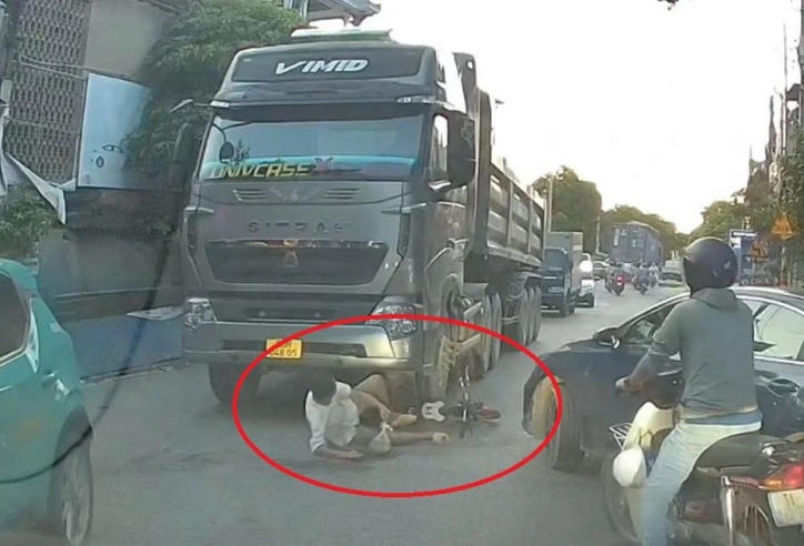 Vượt ẩu lọt điểm mù xe ben, người đi xe đạp điện suýt gặp nạn