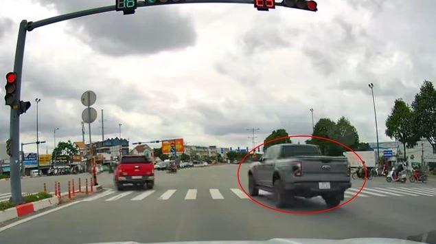 Xe bán tải bất chấp vượt đèn đỏ với lý do khó tin khiến dân mạng phẫn nộ