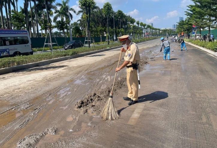 Xe tải vỡ téc dầu, mặt đường Lê Quang Đạo biến thành “bẫy trơn trượt”