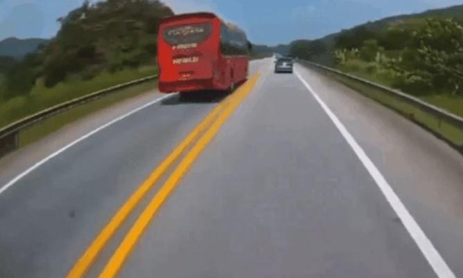 Tài xế ô tô khách vượt ẩu trên cao tốc bị xử phạt sau phản ánh của người dân