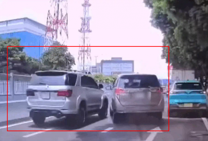 Fortuner bất ngờ lật nghiêng sau va chạm với Innova tại TP.HCM