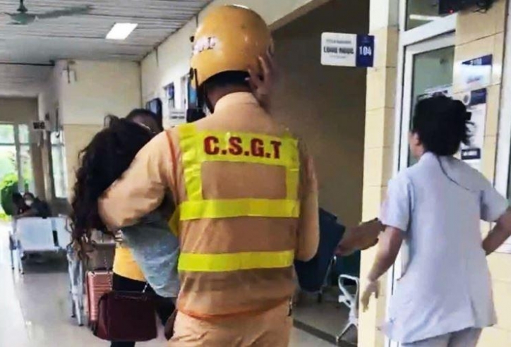 CSGT Hà Nội cùng taxi “chạy đua” giành lại sự sống cho bệnh nhân co giật