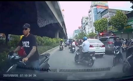 Bức xúc cảnh xe máy chạy ngược chiều, thách thức ô tô giữa giờ cao điểm ở Hà Nội