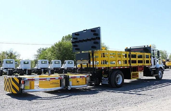 “Thần hộ mệnh” trên cao tốc: Thiết bị TMA bảo vệ xe tưới cây khi làm việc