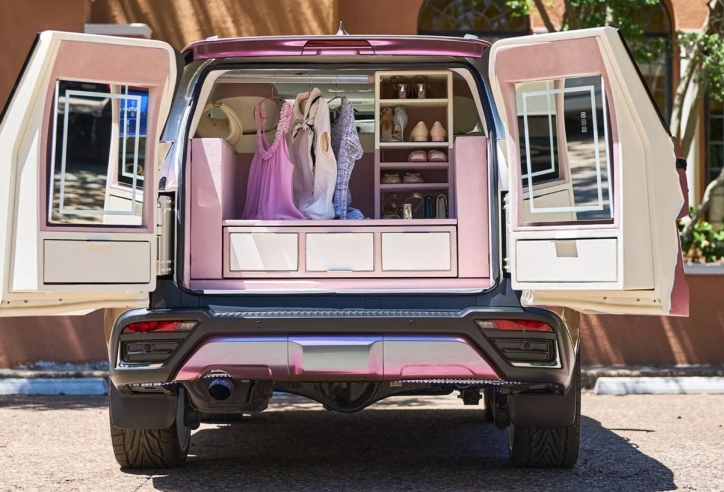 Choáng ngợp với Lexus Glam LX – concept SUV biến khoang xe thành studio sắc đẹp